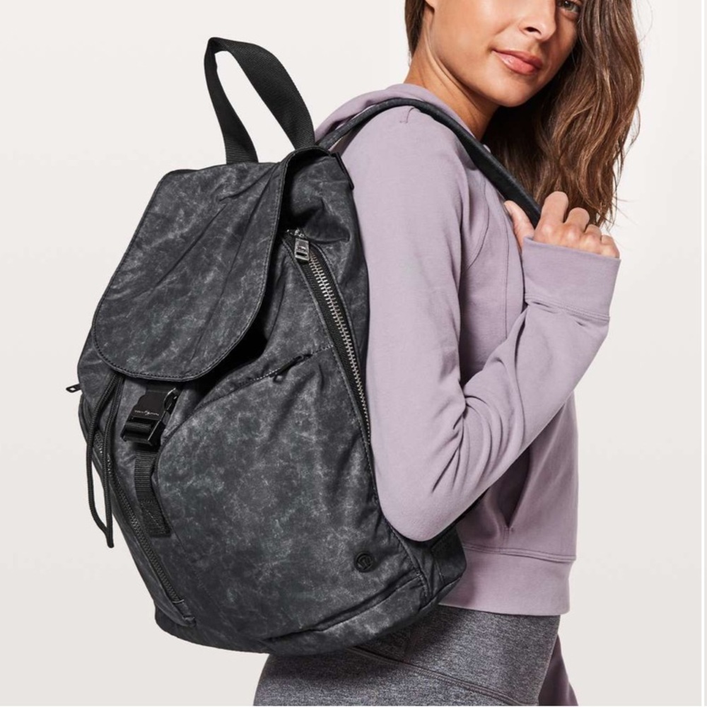 Lululemon Carry Onward Rucksack *12L
Gravel Dust Ice Grey Nebula